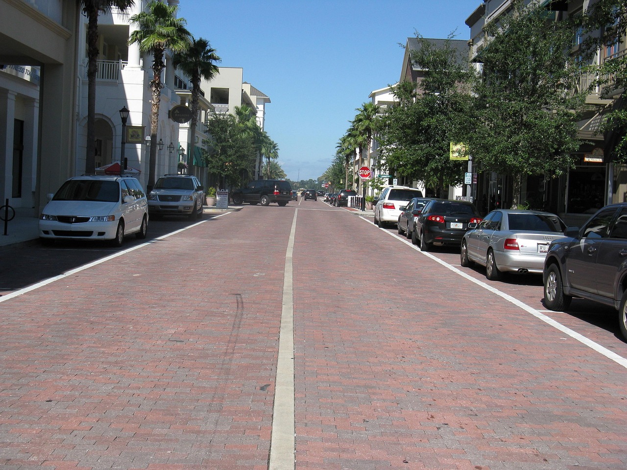 最新道路标识塑造现代城市交通新面貌