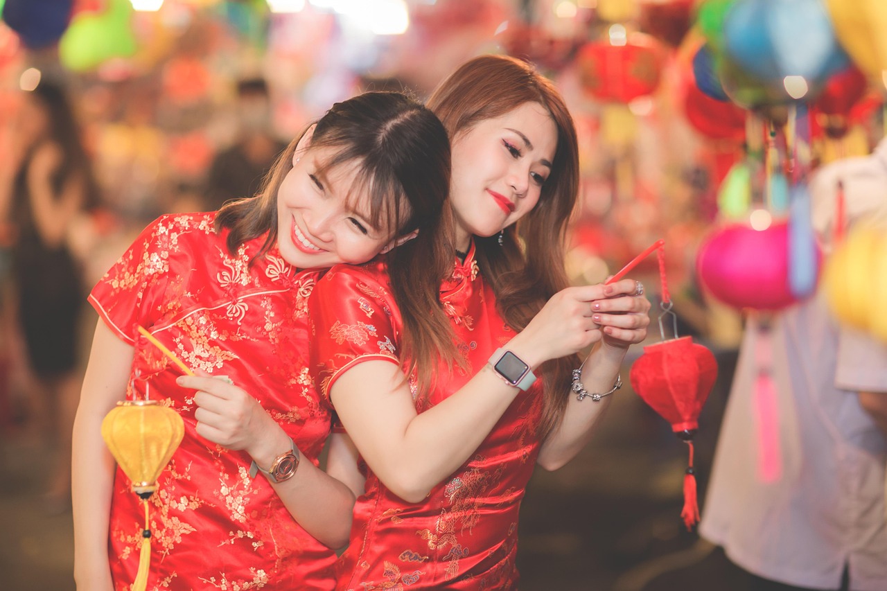 最新美女搞笑片段大放送，笑到肚子疼，欢乐无限！
