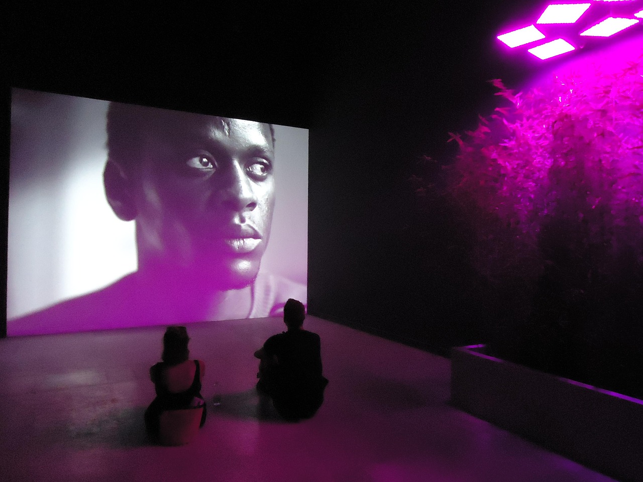 探索现代视听艺术魅力的最新电视强图集