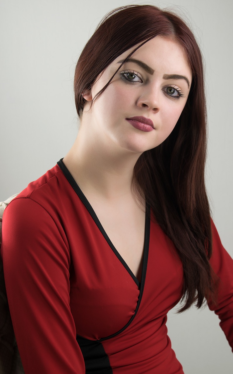 黑白头像动漫女生，冷酷之美的独特魅力