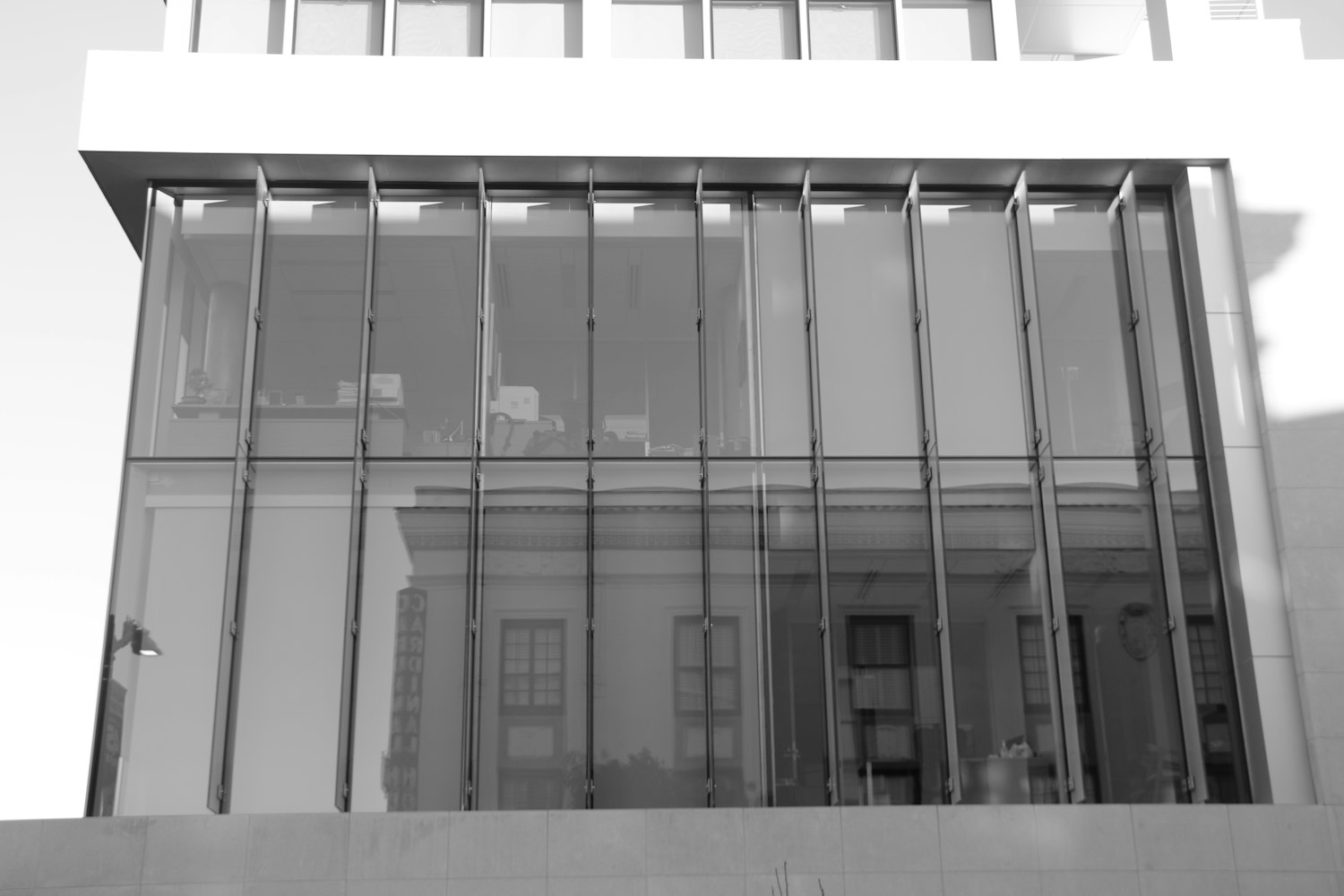 革新建筑与日常生活的关键要素，新型玻璃材质的探索与应用