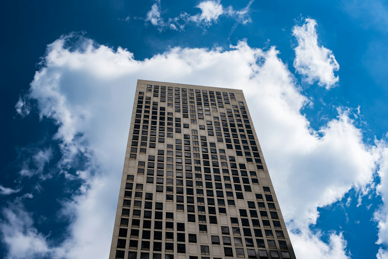 朗诗集团上市,迈向资本市场的绿色力量,展现绿色建筑领域的强劲发展势头