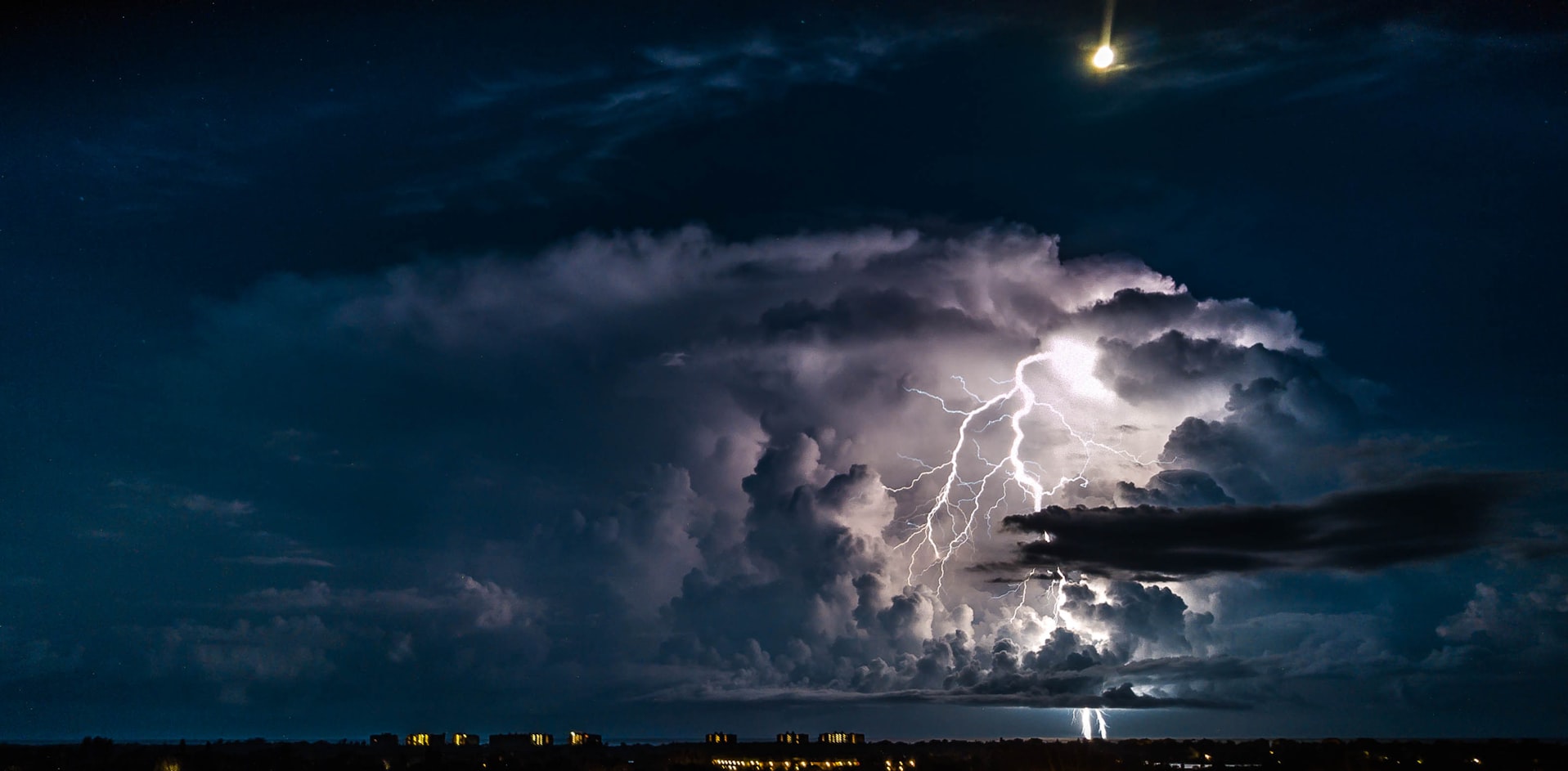 最新龙卷风图片,展现自然之力的震撼与美丽