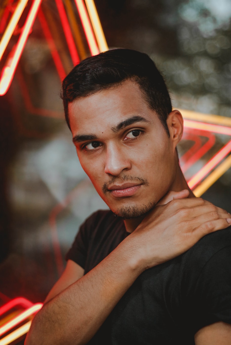 眼镜男明星的独特魅力与风采展现风采的时尚魅力