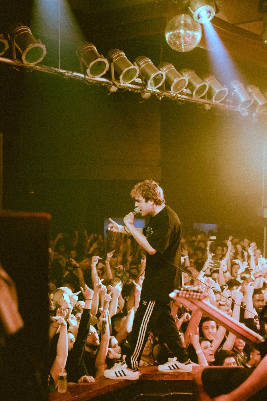 杰出艺术家李焱,舞台与荧屏的耀眼之星简介